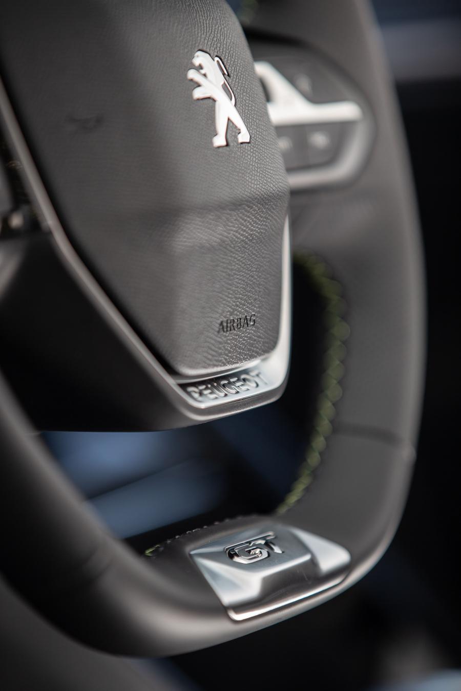 Детали интерьера Peugeot e-2008 GT (Digital White) 2019 года  (WW) (фото 88 из 119)